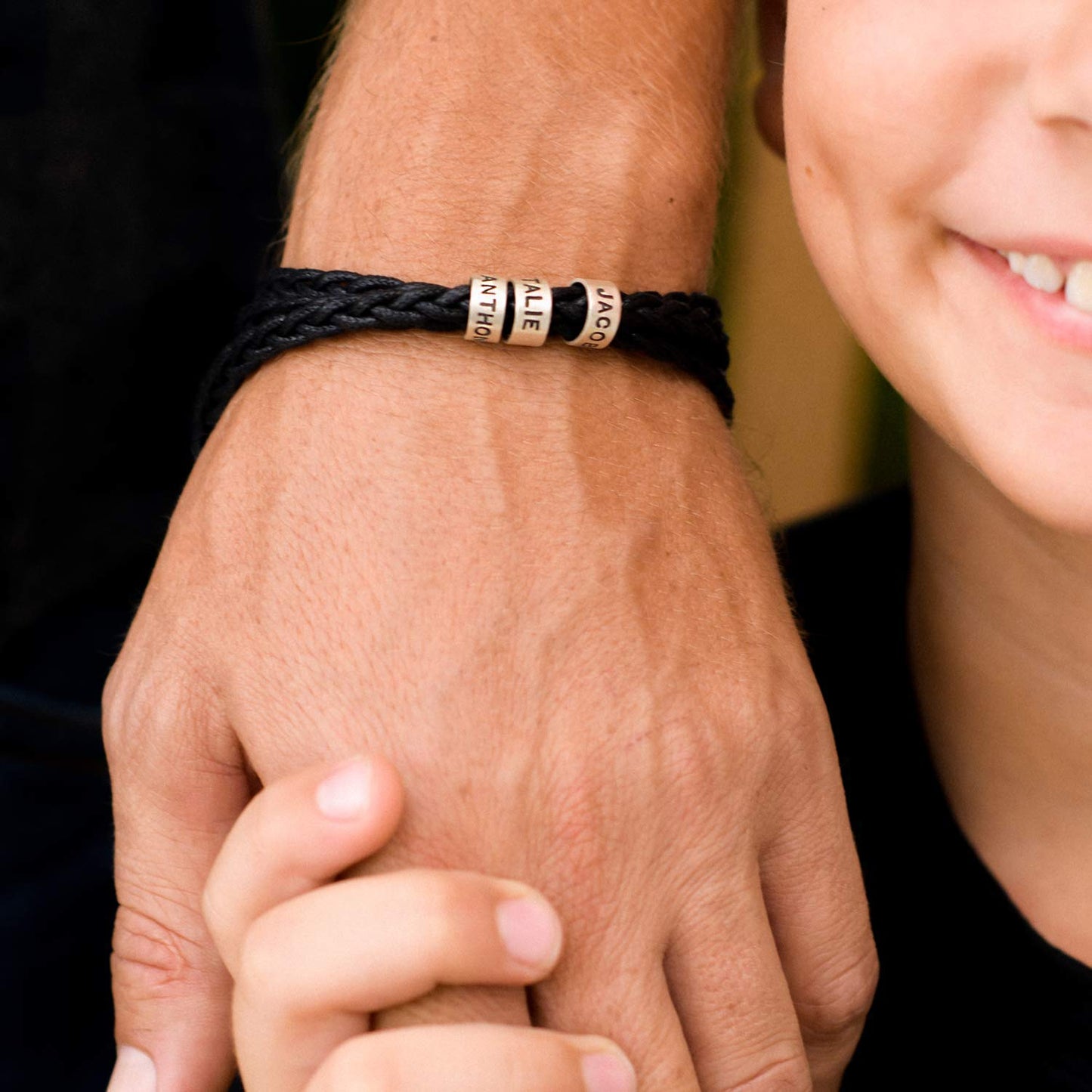 Pulsera de cuero trenzado con anillos de acero personalizados.