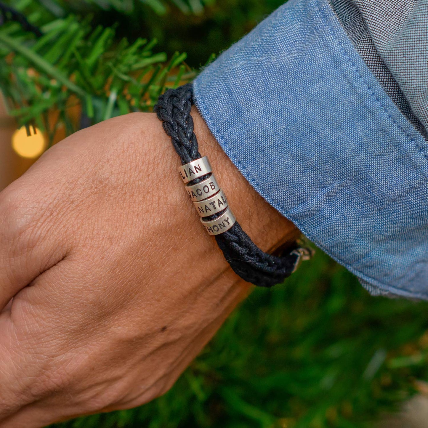 Pulsera de cuero trenzado con anillos de acero personalizados.
