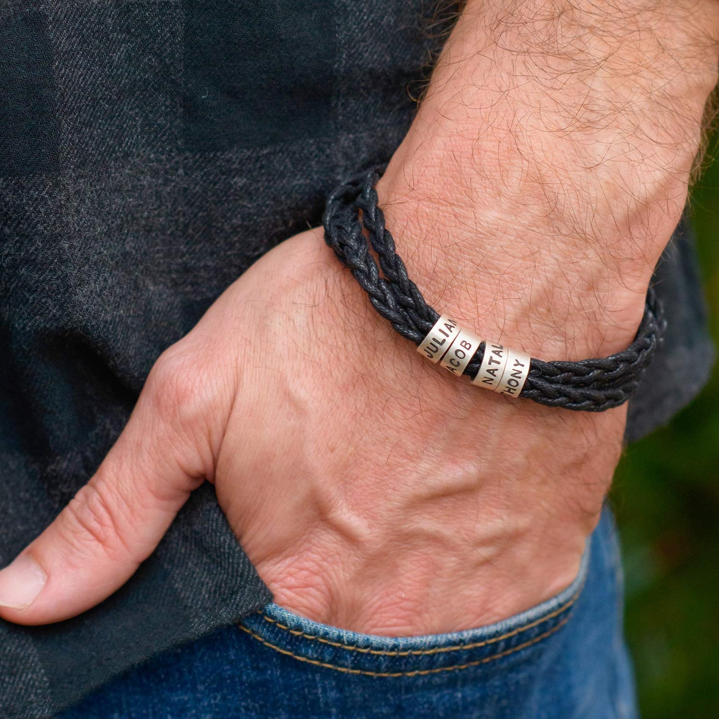 Pulsera de cuero trenzado con anillos de acero personalizados.