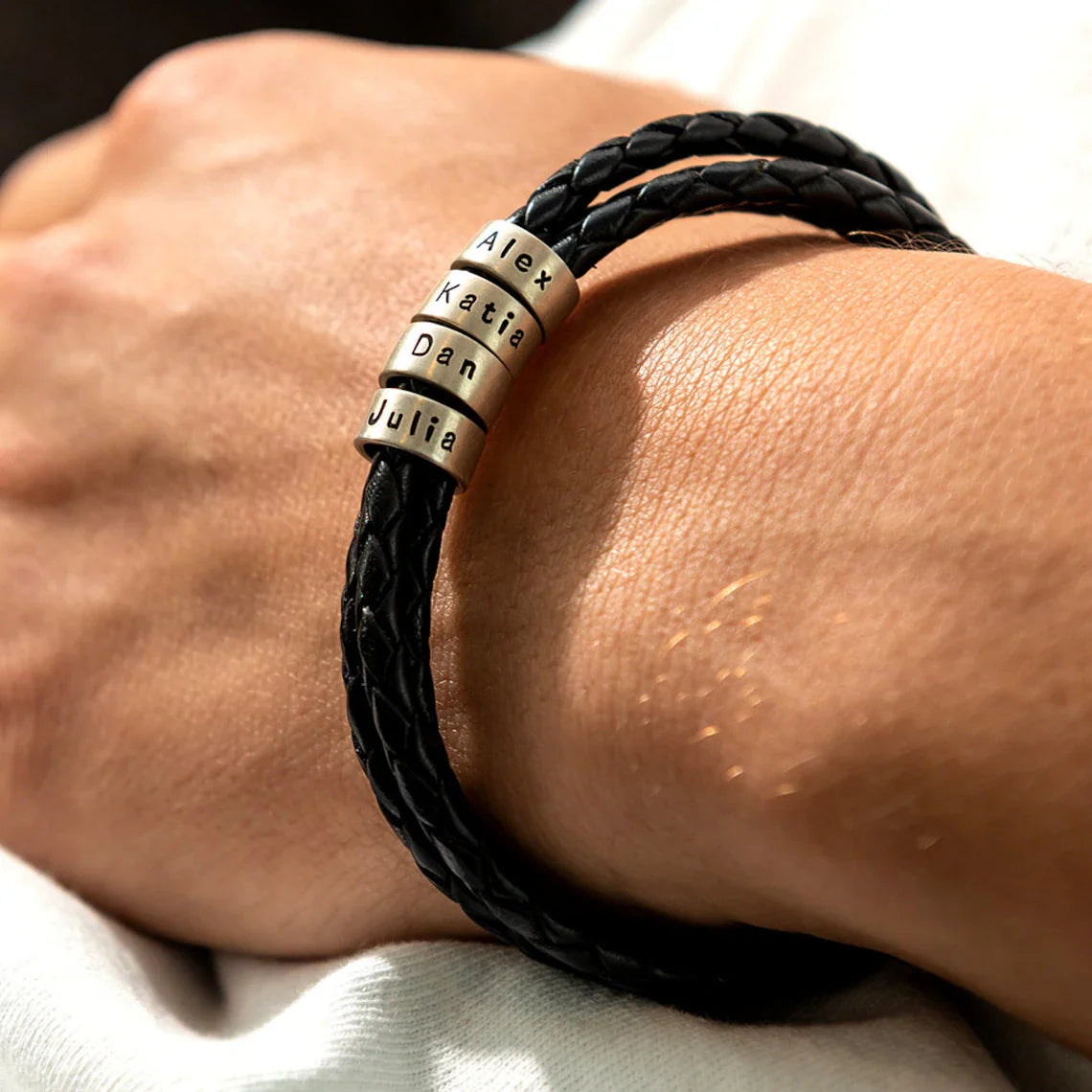 Pulsera de cuero trenzado con anillos de acero personalizados.