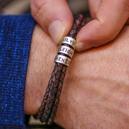Pulsera de cuero trenzado con anillos de acero personalizados.
